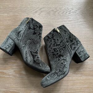 Zigi Soho women’s Nydia velvet green embossed ankle boots booties shoes size 7.5